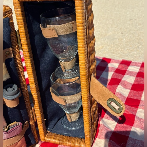 Vintage Insulated Wine Picnic Basket with Wine Journal and other Accessories - Picture 11 of 13